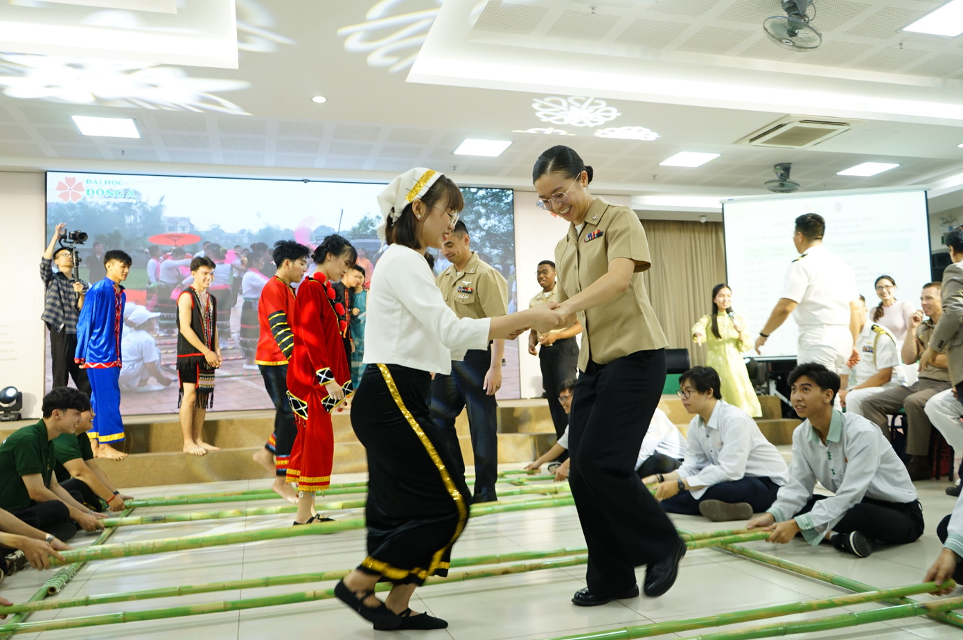 Tiết mục nhảy sạp cuốn hút các thủy thủ bởi điệu nhảy, âm nhạc và trang phục các dân tộc Việt Nam.