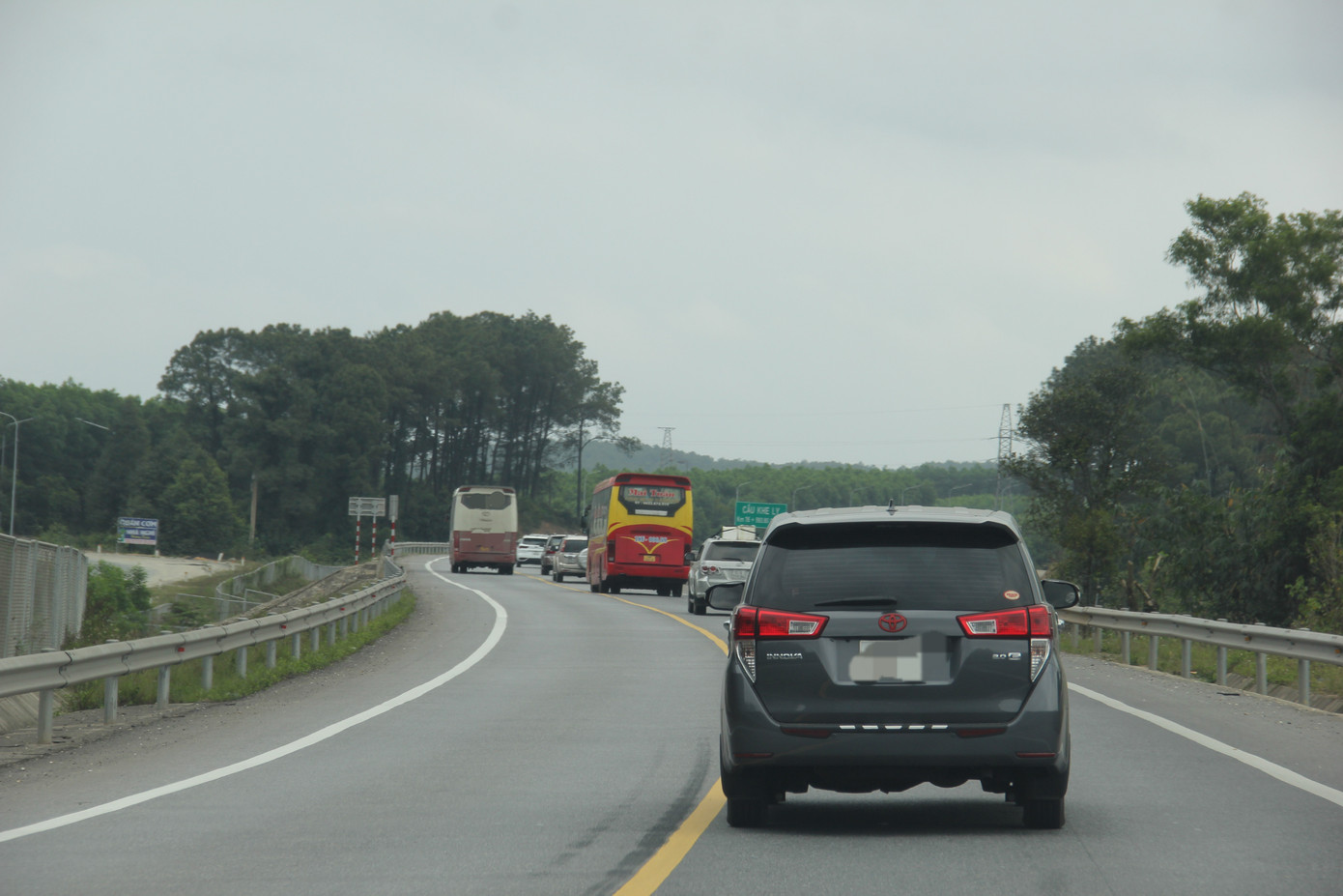 Một xe khách vượt đoàn xe đoạn qua khúc cua. Nhiều tài xế cho biết dịp sau Tết phương tiện đông đúc, xe vượt ẩu không đếm xuể. Đáng nói là cả những xe khách chở theo nhiều người. Ảnh chụp ngày 17/2, tức mùng 8 tháng Giêng.