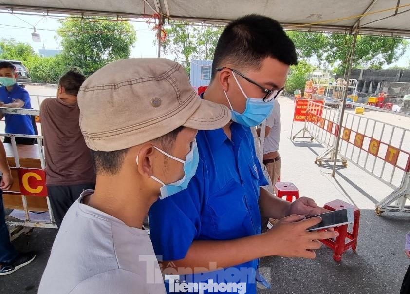 Một đoàn viên thanh niên hướng dẫn khai báo cho tài xế. Ảnh: Thanh Trần. Một đoàn viên thanh niên hướng dẫn khai báo cho tài xế. Ảnh: Thanh Trần.