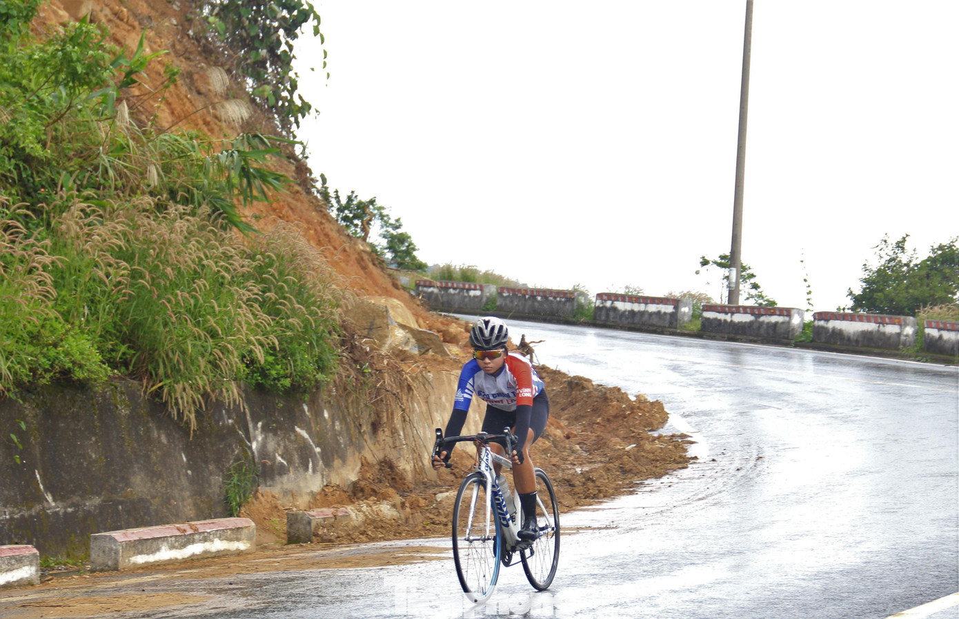 Đơn vị này cảnh báo người dân hạn chế qua lại tuyến đường này.