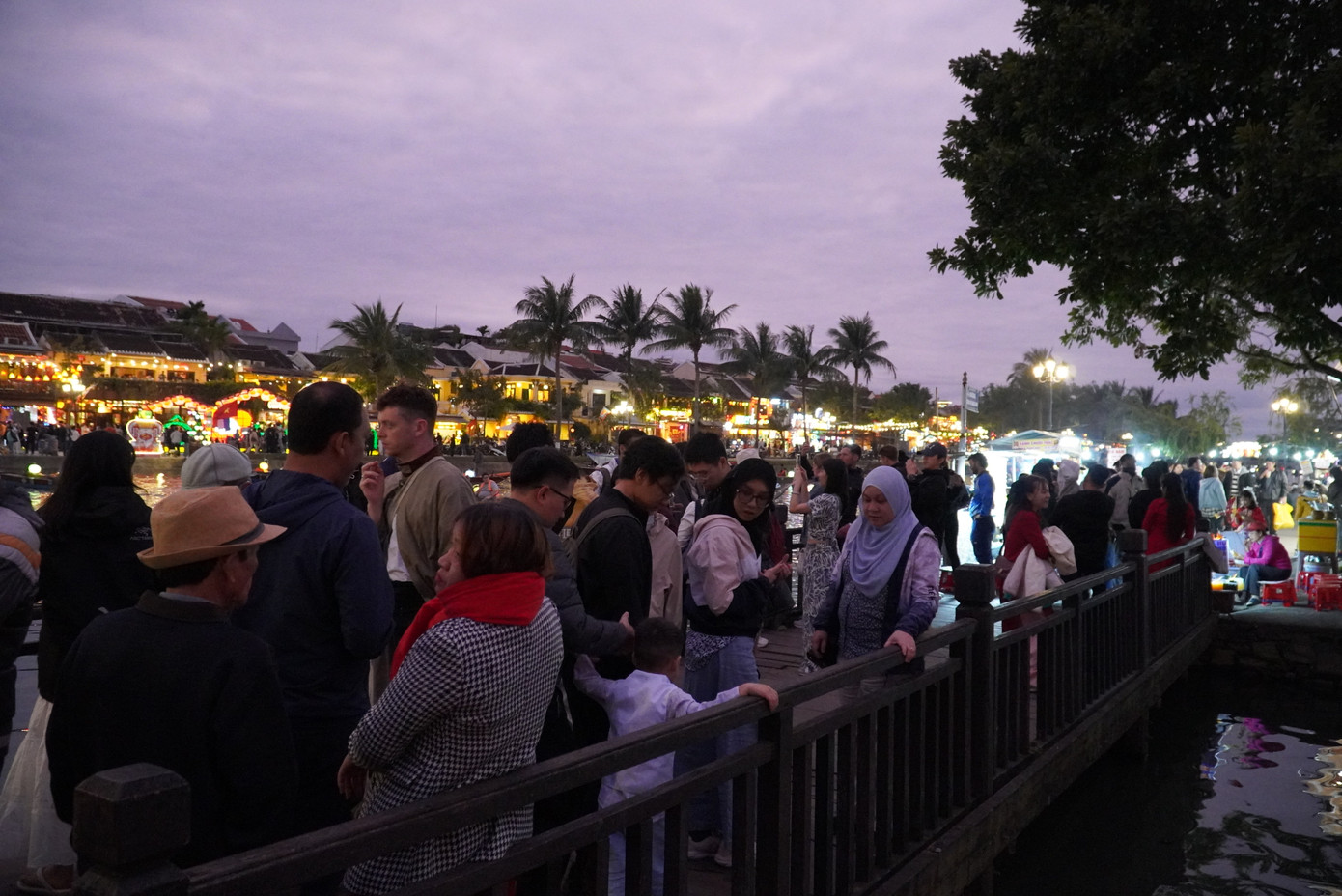 Mọi ngả đường trong phố cổ nhộn nhịp người qua lại, đặc biệt là các "nàng thơ" đến chụp ảnh. Từ ngày 29 tháng Chạp đến hết mùng 3 Tết Ất Tỵ, Hội An tạm dừng hoạt động bán vé khu phố cổ và các làng nghề trên địa bàn.