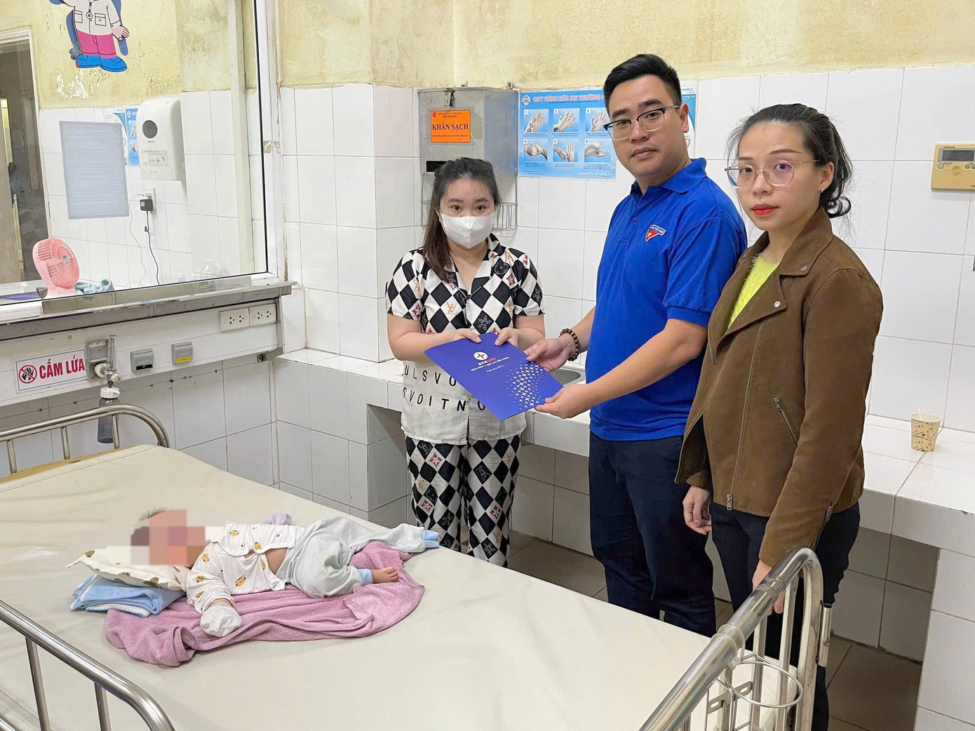 Những món quà nhỏ chia sẻ với những bệnh nhi có hoàn cảnh gia đình khó khăn.