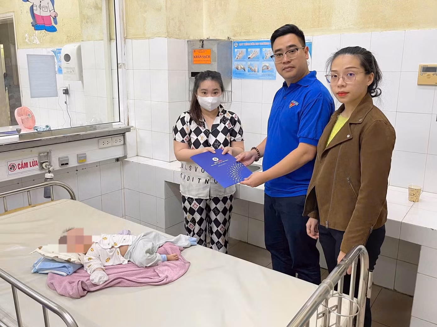 Những món quà nhỏ chia sẻ với những bệnh nhi có hoàn cảnh gia đình khó khăn.