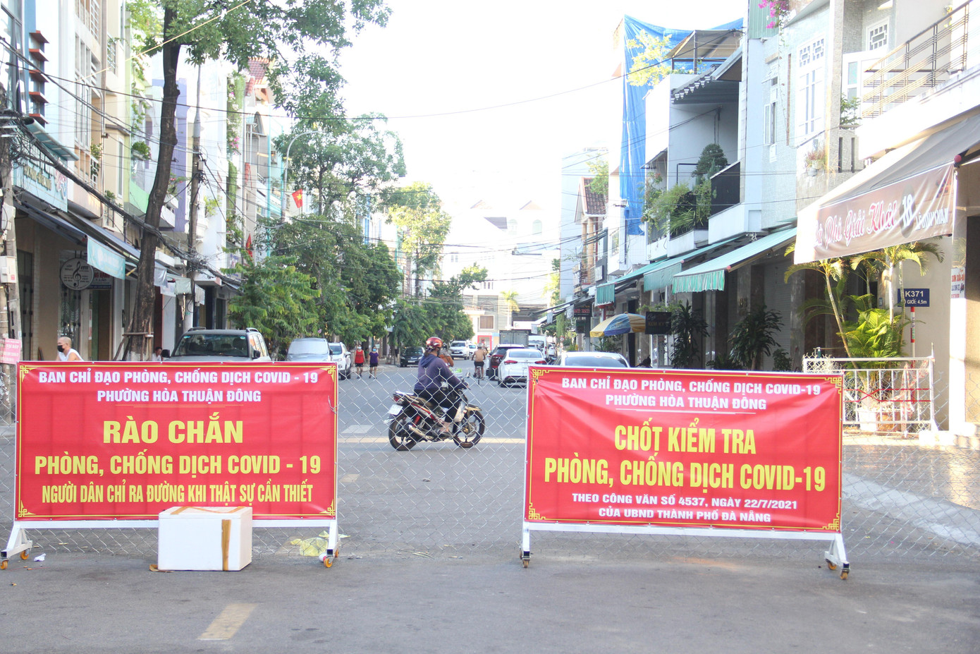 Nhiều nơi đông đã lập chốt cứng để hạn chế người dân ra vào. Nhiều nơi đông đã lập chốt cứng để hạn chế người dân ra vào.