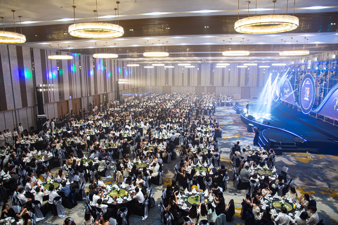 Đối với những đoàn khách MICE lớn này, thành phố có nhiều chương trình ưu đãi, thu hút như chào đón ở sân bay, tặng quà lưu niệm, hỗ trợ tổ chức sự kiện.... Bà Nguyễn Thị Hoàng Ấn, Giám đốc vận hành khách sạn S.R. (đường Võ Nguyên Giáp) cho hay khách sạn vừa đón 5 xe 45 chỗ chở đoàn du khách của một công ty đến lưu trú. "Đoàn này ở "full" phòng khách sạn và phải chia sang các cơ sở gần đó", bà nói.