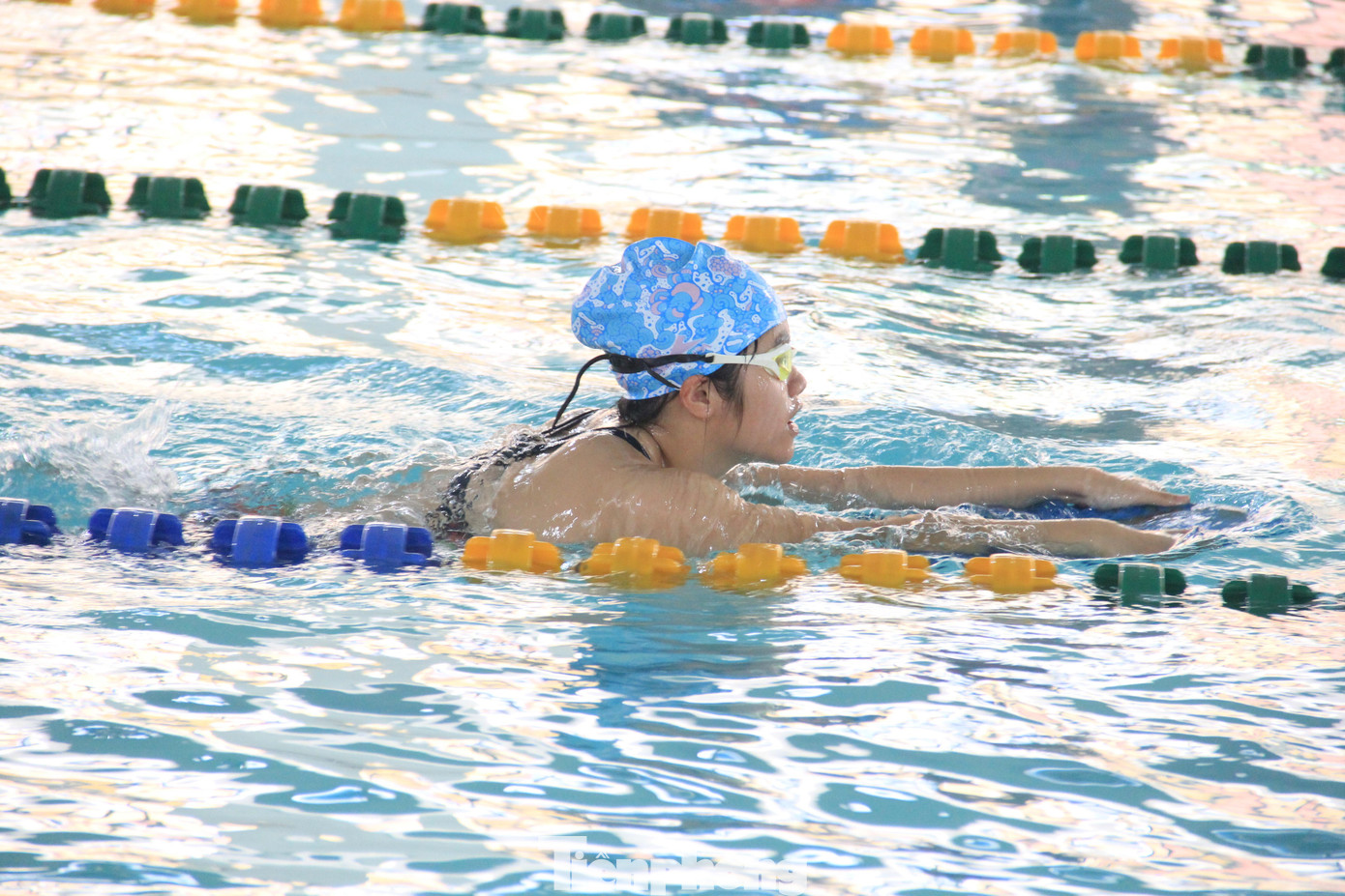 Trẻ cần trang bị các kỹ năng bơi, nhận biết nguy hiểm trong môi trường nước để tránh những hậu quả đáng tiếc.