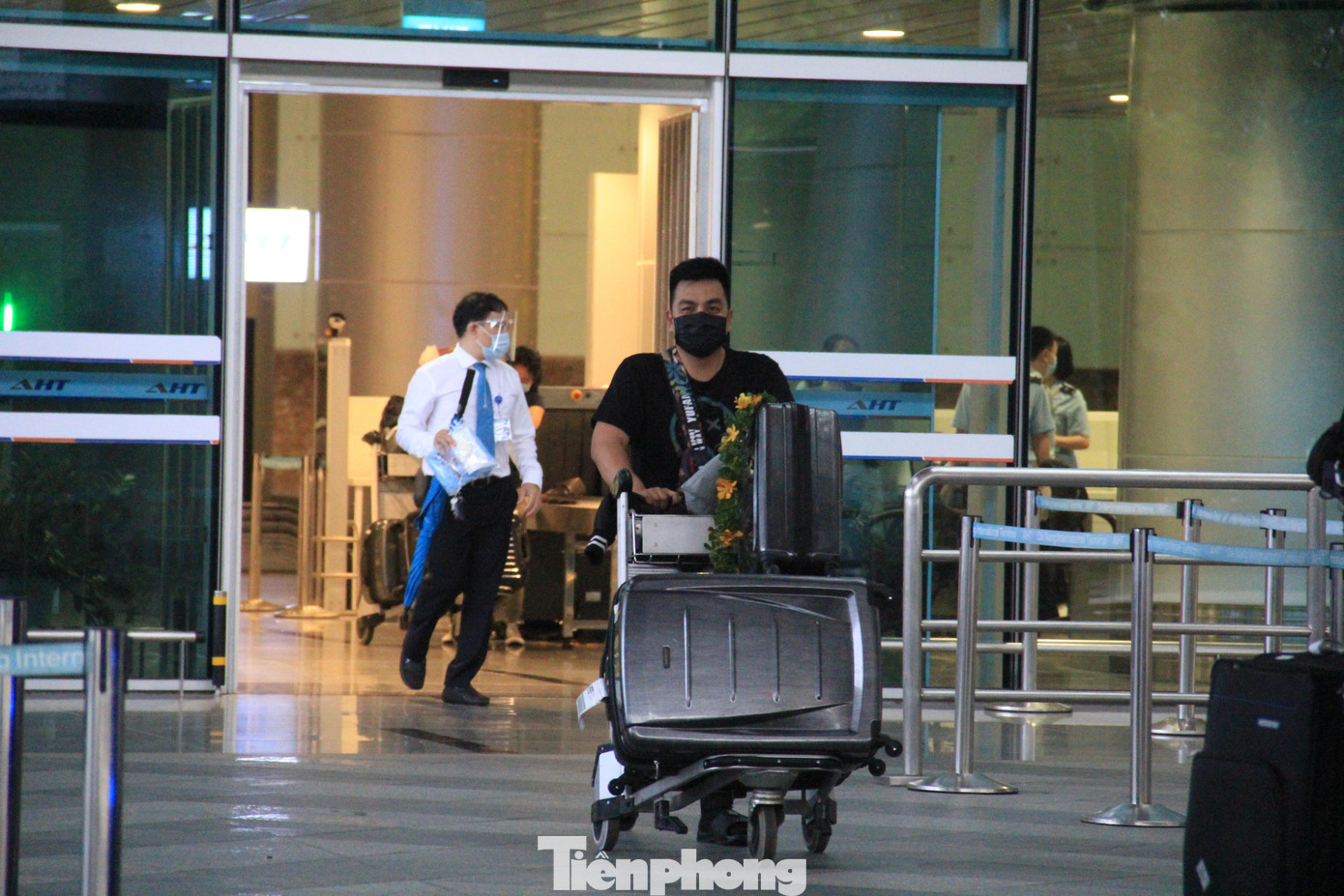 Khách du lịch xuống sân bay Đà Nẵng vào tháng 11/2021. Khách du lịch xuống sân bay Đà Nẵng vào tháng 11/2021.