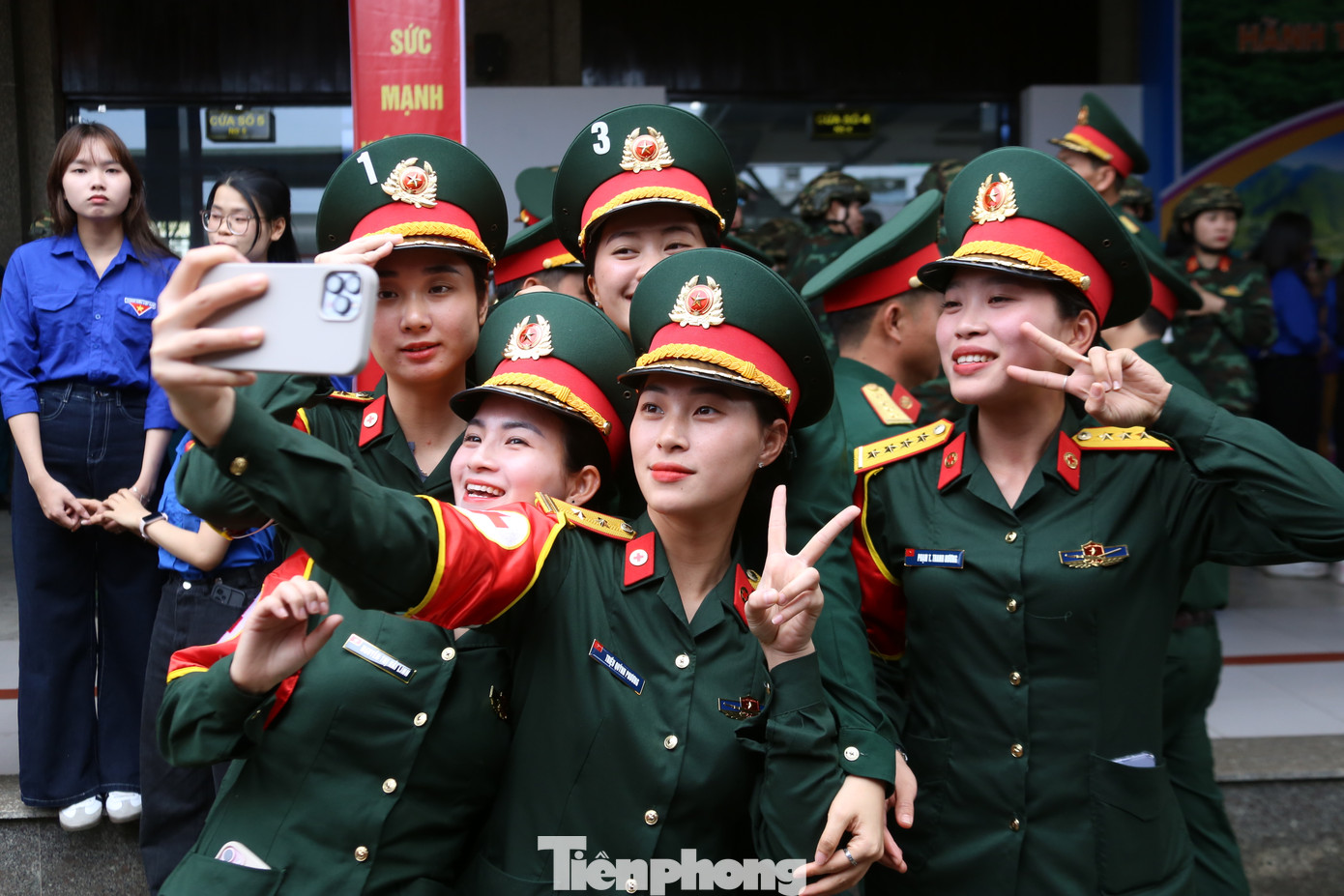 Thiếu úy Đinh Thị Ngọc Thảo, Sư đoàn 3, Quân khu I chia sẻ rất vinh dự khi được tham gia vào lực lượng diễu binh, diễu hành trong Lễ kỷ niệm 50 năm Ngày Giải phóng miền Nam, thống nhất đất nước. "Khi tới Đà Nẵng, tôi rất vui và cảm thấy ấm áp khi được thành phố đón tiếp nhiệt tình, động viên chúng tôi lên đường đi mạnh khỏe. Đây là một kỷ niệm đẹp trong cuộc đời quân ngũ của tôi", chị nói. Thiếu úy Đinh Thị Ngọc Thảo, Sư đoàn 3, Quân khu I chia sẻ rất vinh dự khi được tham gia vào lực lượng diễu binh, diễu hành trong Lễ kỷ niệm 50 năm Ngày Giải phóng miền Nam, thống nhất đất nước. "Khi tới Đà Nẵng, tôi rất vui và cảm thấy ấm áp khi được thành phố đón tiếp nhiệt tình, động viên chúng tôi lên đường đi mạnh khỏe. Đây là một kỷ niệm đẹp trong cuộc đời quân ngũ của tôi", chị nói.