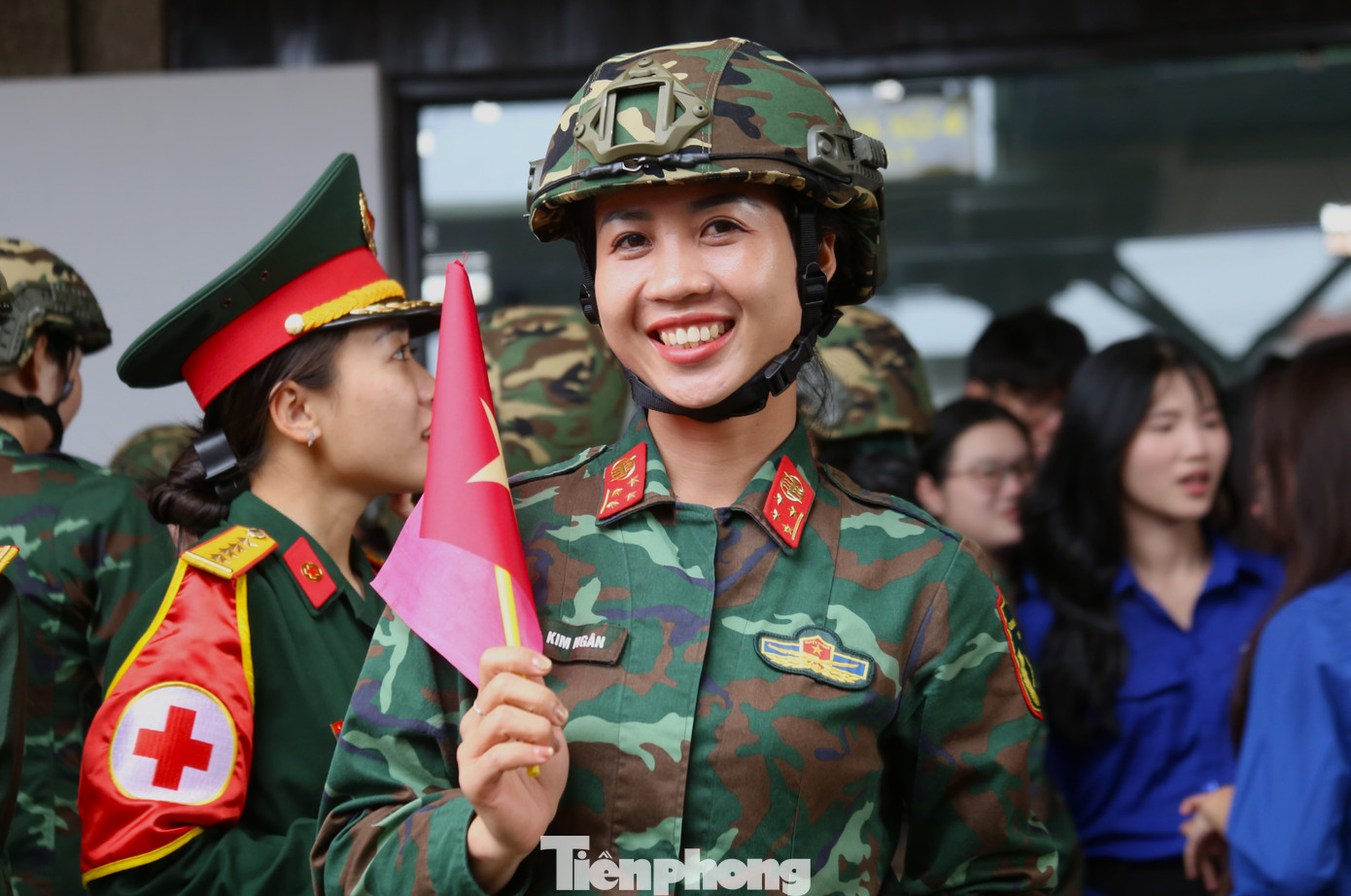 Dù di chuyển đường dài nhưng nụ cười luôn rạng ngời trên môi các nữ chiến sĩ. Dù di chuyển đường dài nhưng nụ cười luôn rạng ngời trên môi các nữ chiến sĩ.