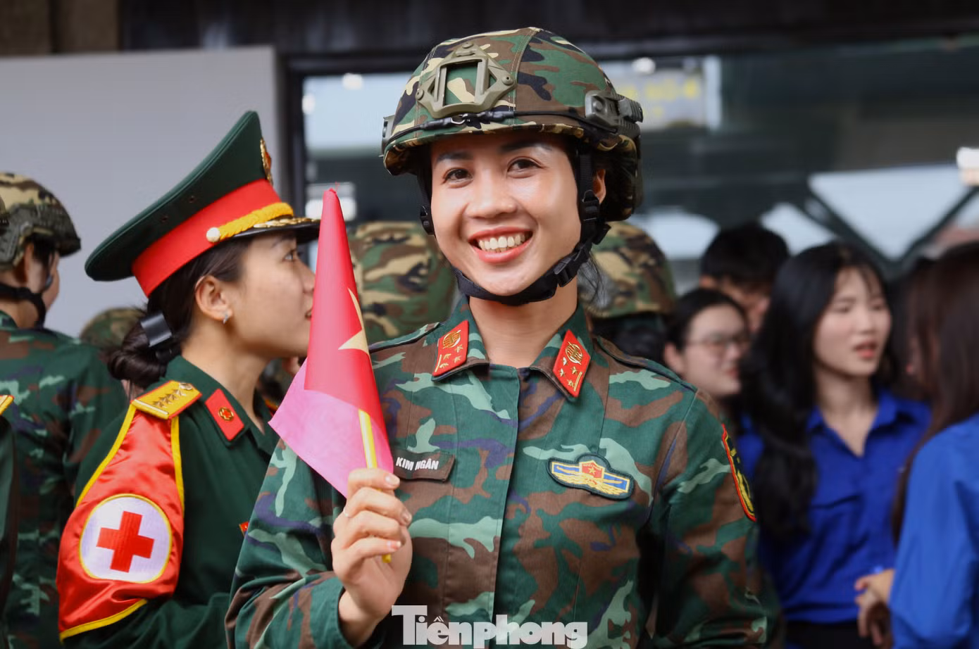 Dù di chuyển đường dài nhưng nụ cười luôn rạng ngời trên môi các nữ chiến sĩ. Dù di chuyển đường dài nhưng nụ cười luôn rạng ngời trên môi các nữ chiến sĩ.