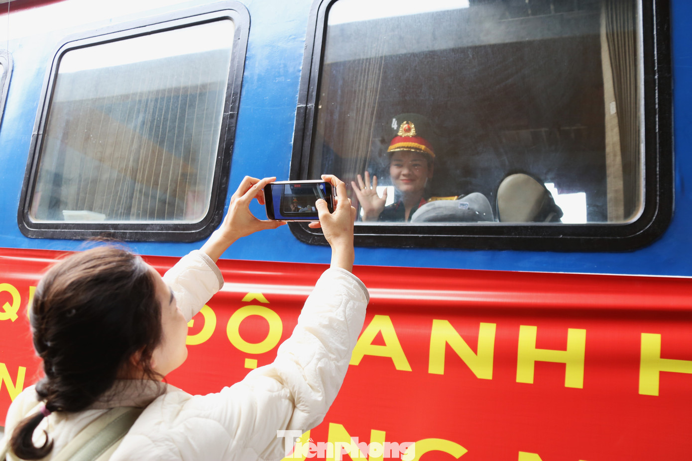 Rất đông người dân, đặc biệt các bạn trẻ đã đến sân ga đón chào các cán bộ, chiến sĩ. Rất đông người dân, đặc biệt các bạn trẻ đã đến sân ga đón chào các cán bộ, chiến sĩ.