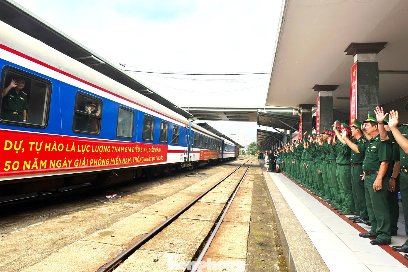 Trong chiều 4/4, có hai đoàn tàu ghé lại ga Đà Nẵng, chiều 5/4 tiếp tục có thêm hai đoàn. Rất nhiều bạn trẻ, đoàn viên thanh niên cũng có mặt tại ga để chào đón các chiến sĩ. Trong chiều 4/4, có hai đoàn tàu ghé lại ga Đà Nẵng, chiều 5/4 tiếp tục có thêm hai đoàn. Rất nhiều bạn trẻ, đoàn viên thanh niên cũng có mặt tại ga để chào đón các chiến sĩ.