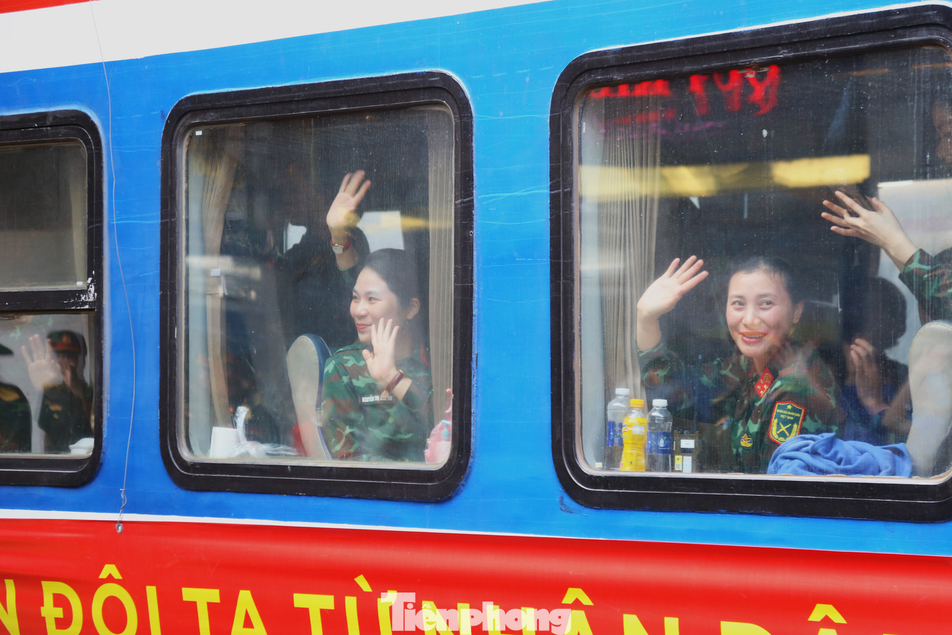 Rất đông người dân, đặc biệt các bạn trẻ đã đến sân ga đón chào các cán bộ, chiến sĩ. Rất đông người dân, đặc biệt các bạn trẻ đã đến sân ga đón chào các cán bộ, chiến sĩ.