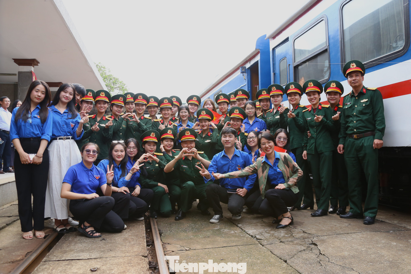 Rất đông người dân, đặc biệt các bạn trẻ đã đến sân ga đón chào các cán bộ, chiến sĩ. Rất đông người dân, đặc biệt các bạn trẻ đã đến sân ga đón chào các cán bộ, chiến sĩ.