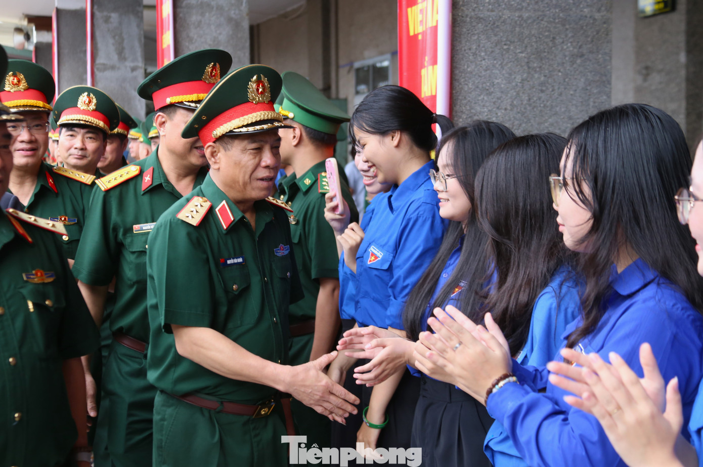 Rất đông người dân, đặc biệt các bạn trẻ đã đến sân ga đón chào các cán bộ, chiến sĩ. Rất đông người dân, đặc biệt các bạn trẻ đã đến sân ga đón chào các cán bộ, chiến sĩ.