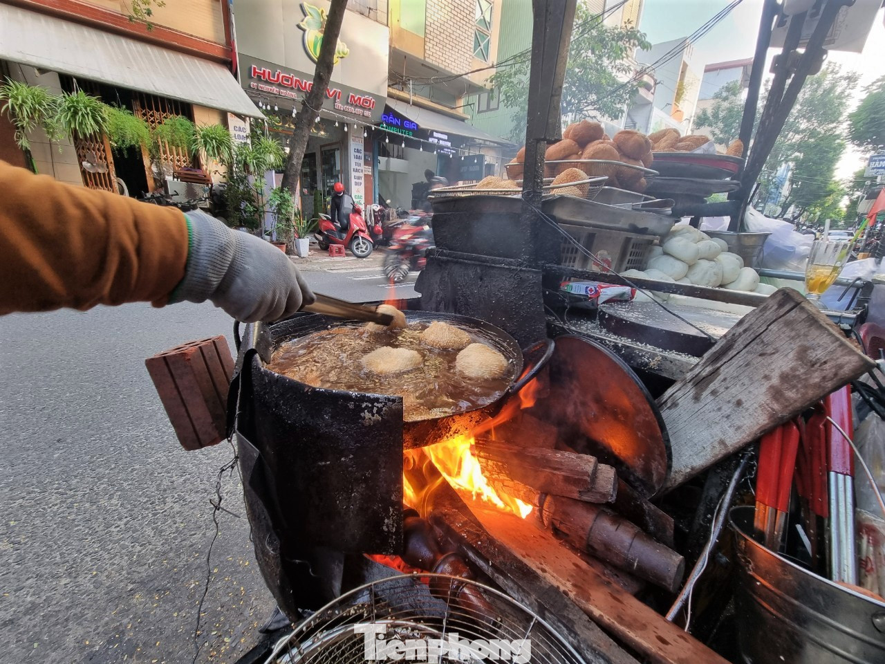 Từ chiều đến tối, lò đỏ lửa phừng phực, chảo dầu réo sôi chiên hàng trăm chiếc bánh. Từ chiều đến tối, lò đỏ lửa phừng phực, chảo dầu réo sôi chiên hàng trăm chiếc bánh.