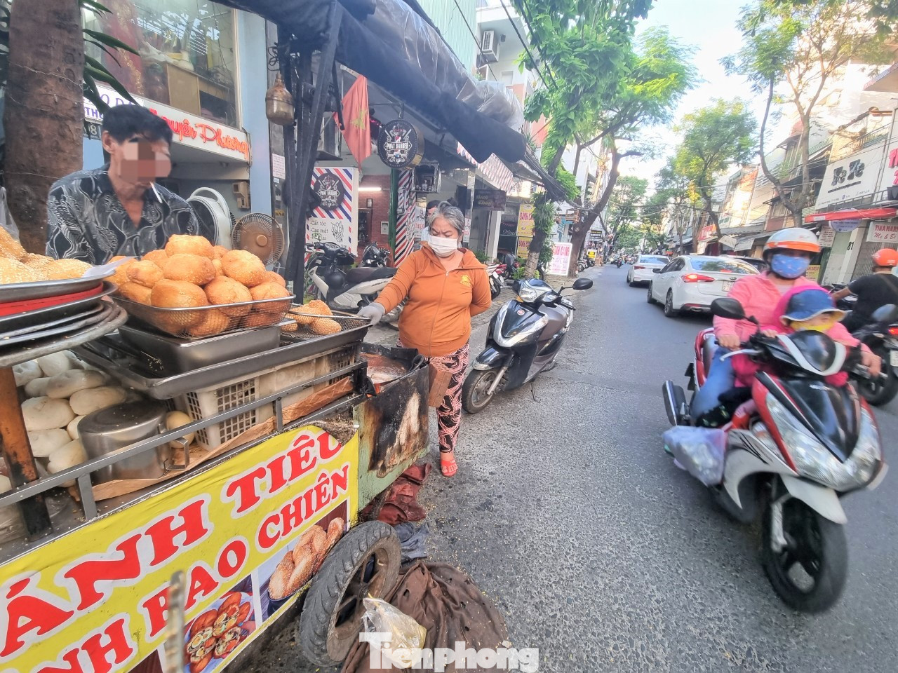 Trao đổi với Tiền phong, một lãnh đạo UBND quận Hải Châu cho hay, việc các xe bán hàng rong dưới lòng đường với bếp lửa, chảo dầu nóng sôi thật sự rất nguy hiểm. Hiện quận đã chỉ đạo lực lượng chức năng kiểm tra, rà soát tình trạng này trên các tuyến đường để chấn chỉnh, xử lý. Trao đổi với Tiền phong, một lãnh đạo UBND quận Hải Châu cho hay, việc các xe bán hàng rong dưới lòng đường với bếp lửa, chảo dầu nóng sôi thật sự rất nguy hiểm. Hiện quận đã chỉ đạo lực lượng chức năng kiểm tra, rà soát tình trạng này trên các tuyến đường để chấn chỉnh, xử lý.
