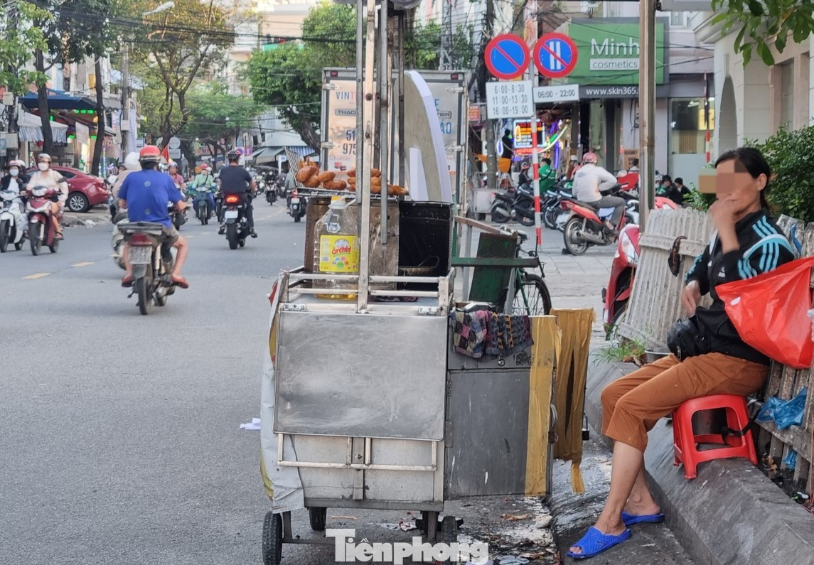 Một số tuyến đường khác như: Ông Ích Khiêm cũng có nhiều chảo dầu nóng sôi tràn xuống đường khiến người dân khiếp vía. Đáng nói, những xe bán hàng rong này ở gần những nút giao, xe cộ rất đông đúc. Một số tuyến đường khác như: Ông Ích Khiêm cũng có nhiều chảo dầu nóng sôi tràn xuống đường khiến người dân khiếp vía. Đáng nói, những xe bán hàng rong này ở gần những nút giao, xe cộ rất đông đúc.