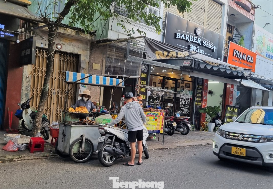 Một số tuyến đường khác như: Ông Ích Khiêm cũng có nhiều chảo dầu nóng sôi tràn xuống đường khiến người dân khiếp vía. Đáng nói, những xe bán hàng rong này ở gần những nút giao, xe cộ rất đông đúc. Một số tuyến đường khác như: Ông Ích Khiêm cũng có nhiều chảo dầu nóng sôi tràn xuống đường khiến người dân khiếp vía. Đáng nói, những xe bán hàng rong này ở gần những nút giao, xe cộ rất đông đúc.