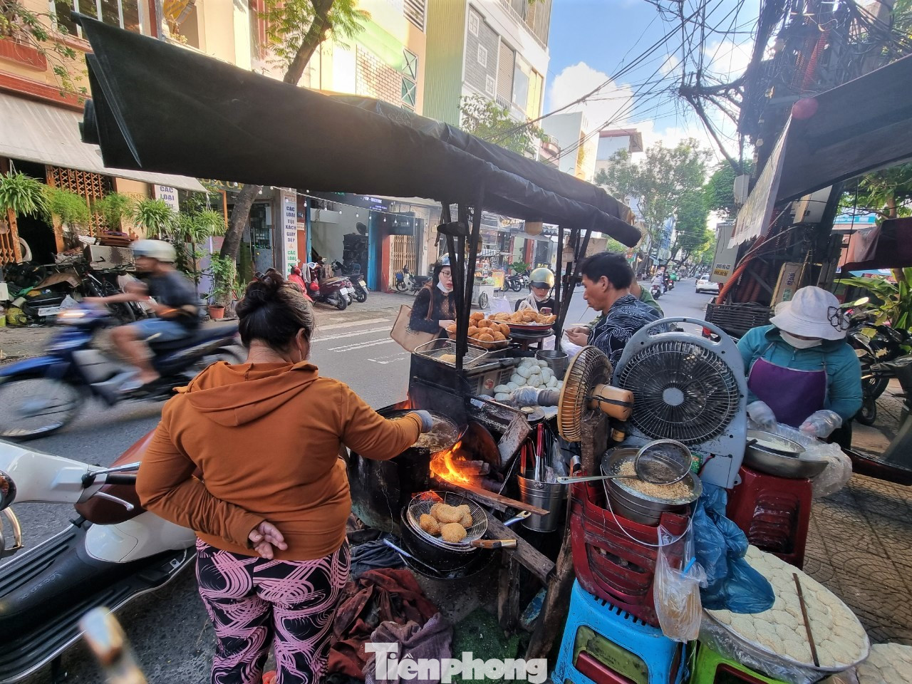 Tại đường Nguyễn Hoàng, mỗi chiều có nhiều xe bán bánh như vậy, choán cả một đoạn đường. Ngoài tủ bánh, người bán gần như bưng nguyên cả căn bếp ra đây với lò, chảo, thau chậu, rổ rá… để vắt bánh, chiên bánh. (Ảnh: Thanh Trần). Tại đường Nguyễn Hoàng, mỗi chiều có nhiều xe bán bánh như vậy, choán cả một đoạn đường. Ngoài tủ bánh, người bán gần như bưng nguyên cả căn bếp ra đây với lò, chảo, thau chậu, rổ rá… để vắt bánh, chiên bánh. (Ảnh: Thanh Trần).