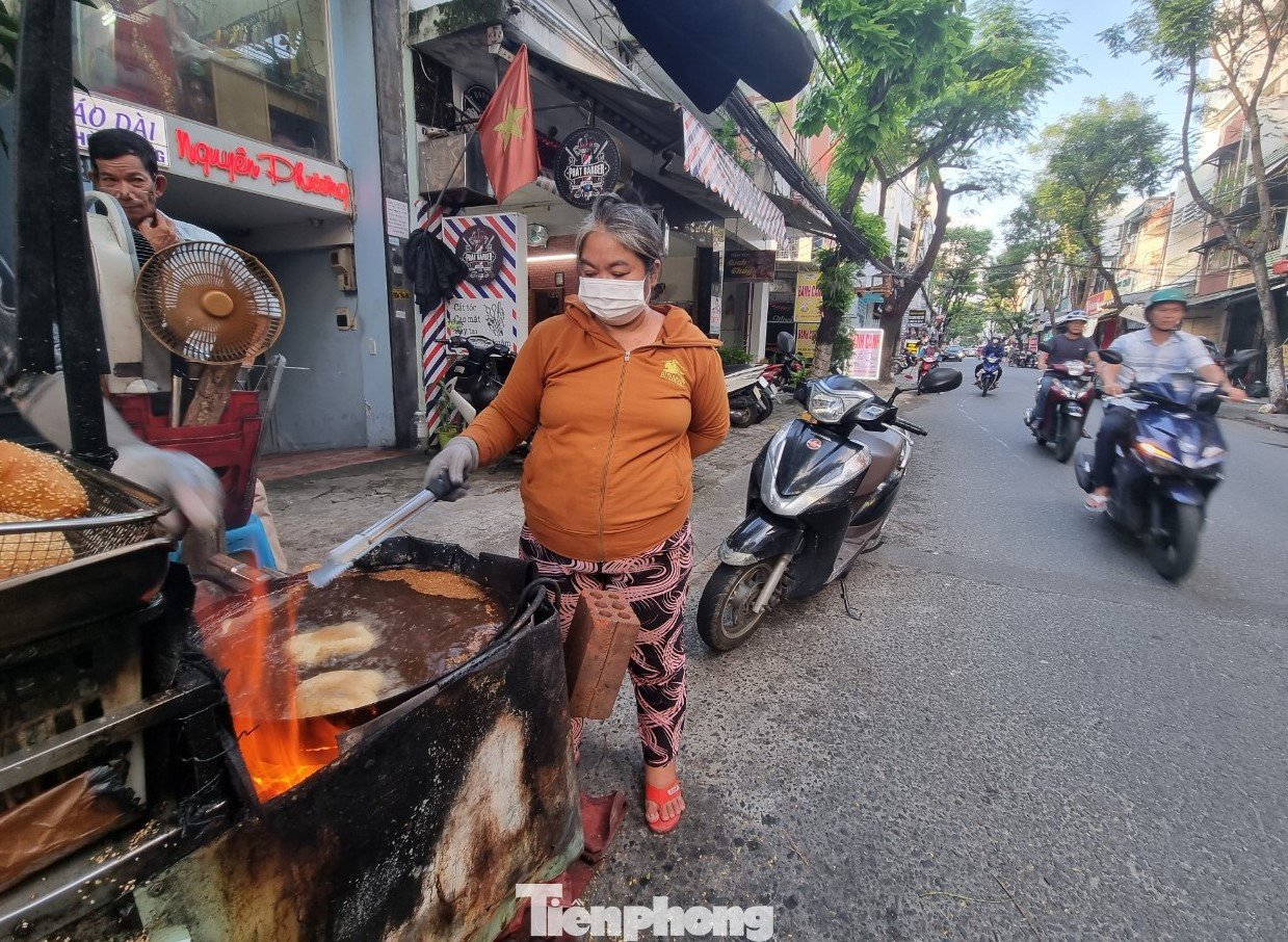 Do xe bánh nằm giữa đường nên các phương tiện qua lại phải…né. Chị Nguyễn Thị Giang (quận Hải Châu), bức xúc: “Chiều nào tôi đi làm về cũng thấy xe bán bánh chuối này chình ình giữa đường. Mỗi lần ngang qua đều phải tránh xa vì lò lửa cháy phực, cả chảo dầu to sôi sùng sục rất nguy hiểm. Lỡ may có xe mất lái đâm vào thì chắc chắn hậu quả sẽ rất kinh hoàng”. Cũng như chị, nhiều người dân lo sợ trẻ con từ các hộ dân xung quanh cũng dễ va vào xe nếu bất cẩn. Do xe bánh nằm giữa đường nên các phương tiện qua lại phải…né. Chị Nguyễn Thị Giang (quận Hải Châu), bức xúc: “Chiều nào tôi đi làm về cũng thấy xe bán bánh chuối này chình ình giữa đường. Mỗi lần ngang qua đều phải tránh xa vì lò lửa cháy phực, cả chảo dầu to sôi sùng sục rất nguy hiểm. Lỡ may có xe mất lái đâm vào thì chắc chắn hậu quả sẽ rất kinh hoàng”. Cũng như chị, nhiều người dân lo sợ trẻ con từ các hộ dân xung quanh cũng dễ va vào xe nếu bất cẩn.