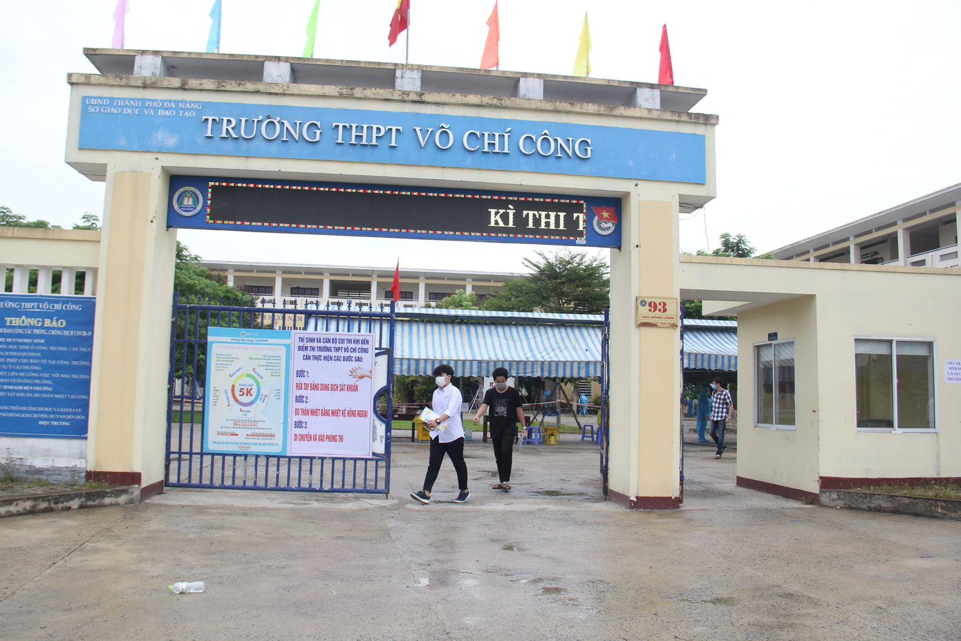 Điểm thi THPT Võ Chí Công có 41 thí sinh thuộc đối tượng F. Trong đó có 2 thí sinh F1, 1 thí sinh F2, còn lại nằm trong vùng cách ly y tế. Khi tới điểm thi, các em mang đồ bảo hộ. Vào trường phải thay khẩu trang mới, quá trình làm bài không mang áo quần bảo hộ. Trong ảnh: Thí sinh rời trường thi sau khi kết thúc môn Văn sáng 7/7.