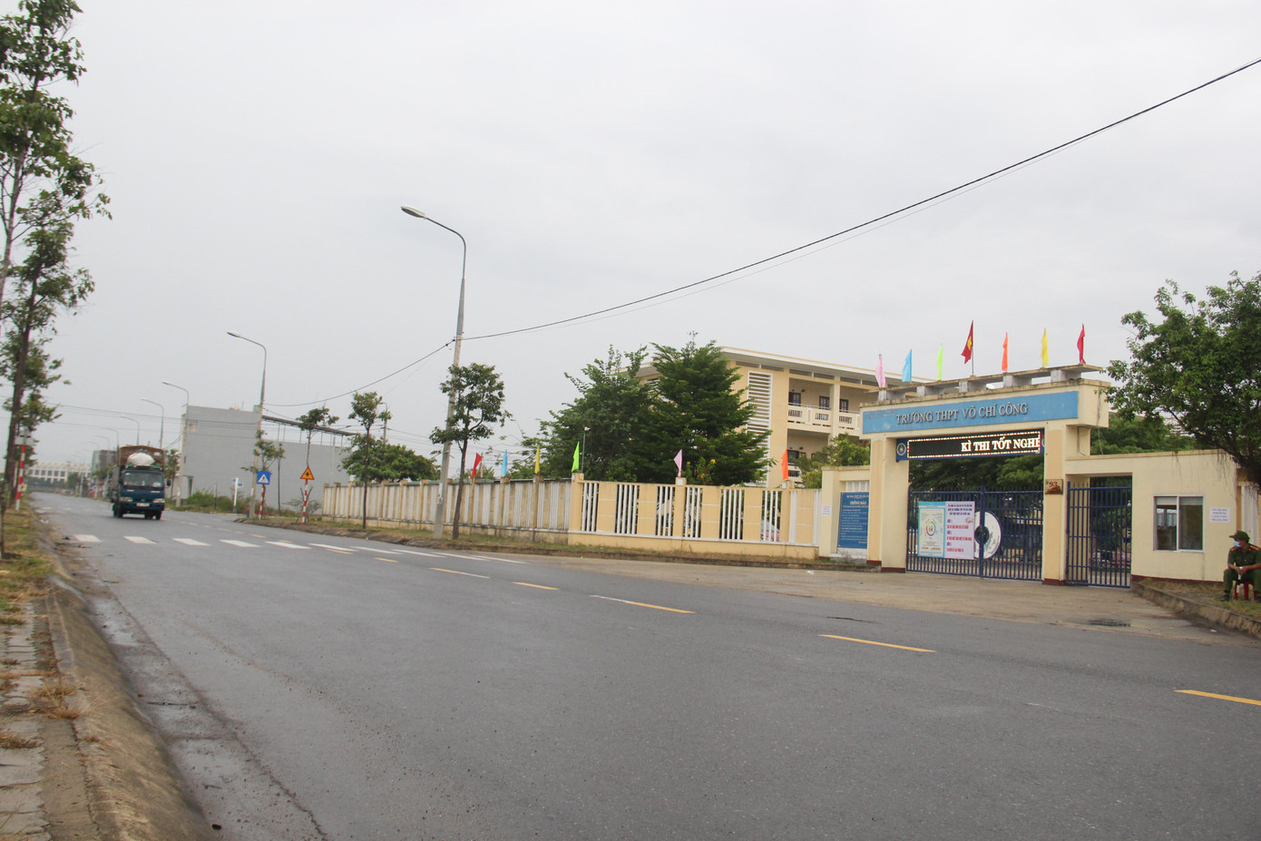 Điểm thi này nằm ở ngoại ô, năm trước cũng là nơi các thí sinh diện F tới vượt vũ môn. Kết thúc bài thi sáng nay, nếu thí sinh có nhu cầu, lực lượng chức năng sẽ bố trí ăn uống, nghỉ ngơi tại trường cho các em.