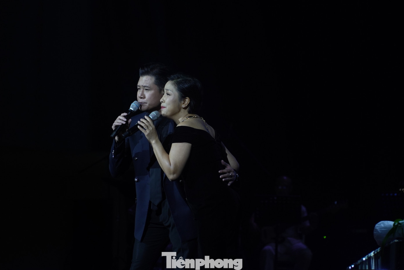 Được mệnh danh là "Nàng thơ" của âm nhạc Phú Quang, với giọng hát nội lực, truyền cảm và đầy đam mê, Mỹ Linh đã thổi hồn vào những sáng tác Phú Quang, tạo nên những bản nhạc vượt thời gian. Những ca khúc như được khoác lên một chiếc áo mới, vừa thân thuộc, vừa mới mẻ, làm lay động trái tim của biết bao người. Mỹ Linh đem Đâu phải bởi mùa thu, Khúc mưa, Romane 1, Im ặng đêm Hà Nội… đến với chất giọng như dành riêng để hát nhạc Phú Quang. Ảnh: Thanh Hiền.