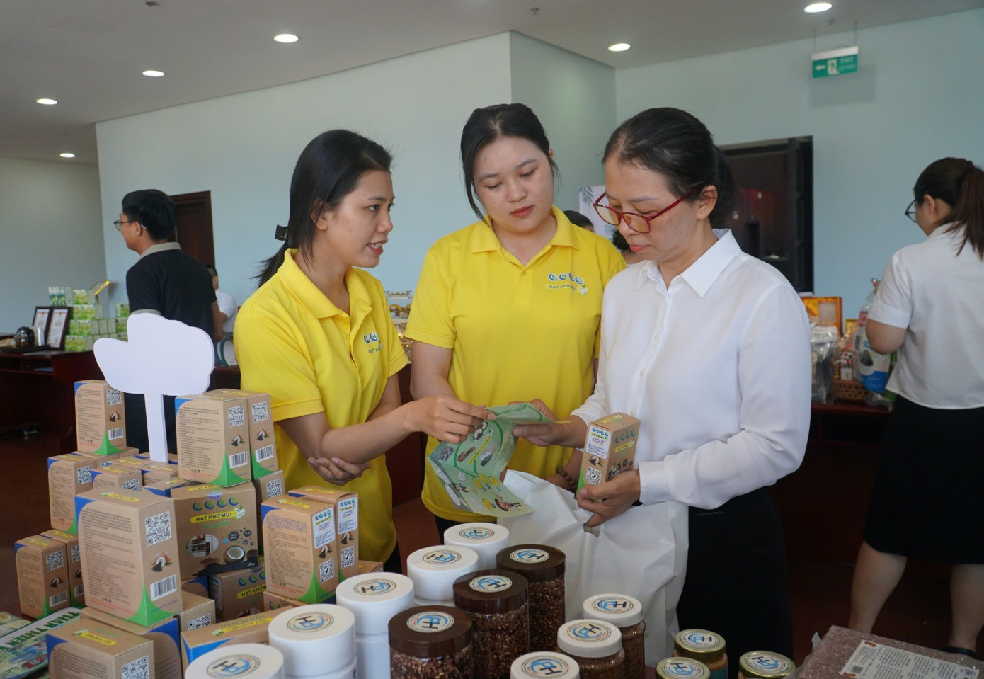 Các sản phẩm OCOP là một trong những giải pháp trọng tâm để phát triển kinh tế nông nghiệp, nông thôn, nâng cao thu nhập cho người dân. Các sản phẩm OCOP là một trong những giải pháp trọng tâm để phát triển kinh tế nông nghiệp, nông thôn, nâng cao thu nhập cho người dân.