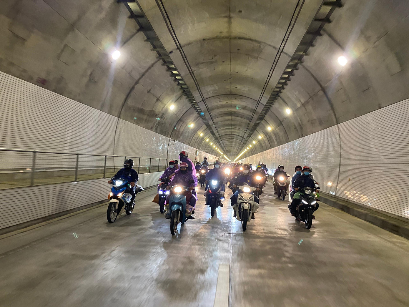 Chỉ mất khoảng 20 phút, người dân đã di chuyển qua hầm Hải Vân an toàn.