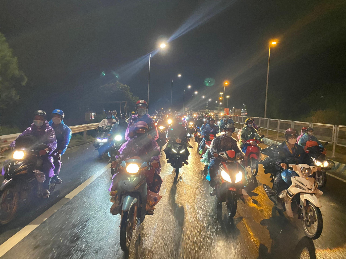 Đoàn người đi xe máy hướng về hầm Hải Vân tối 6/10.