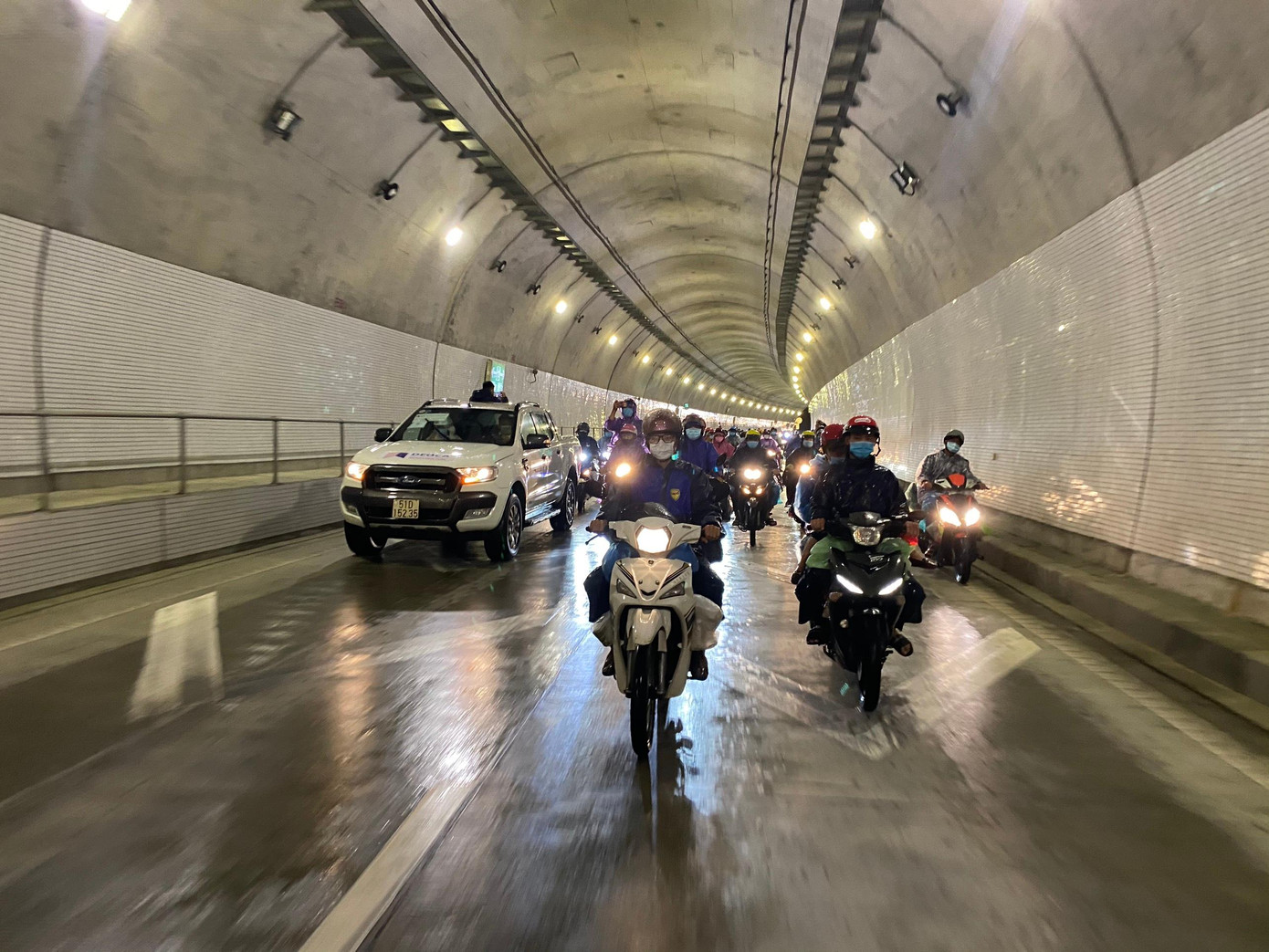 Đây là lần đầu tiên hầm Hải Vân mở cửa cho xe máy lưu thông, với số lượng lớn.