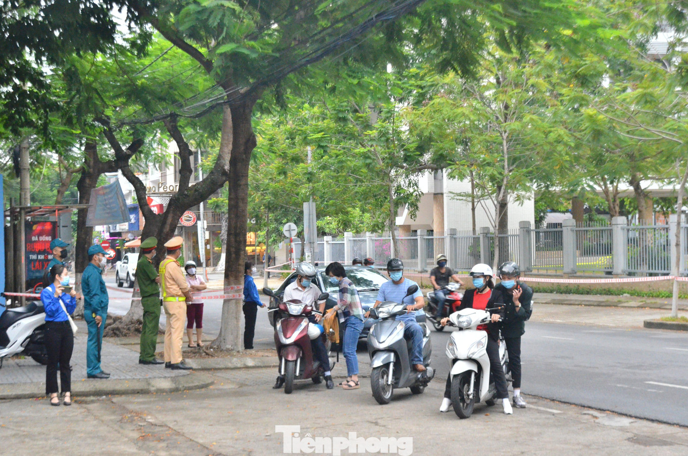 Tại các điểm thi khác, phụ huynh đưa đón con tấp nập.