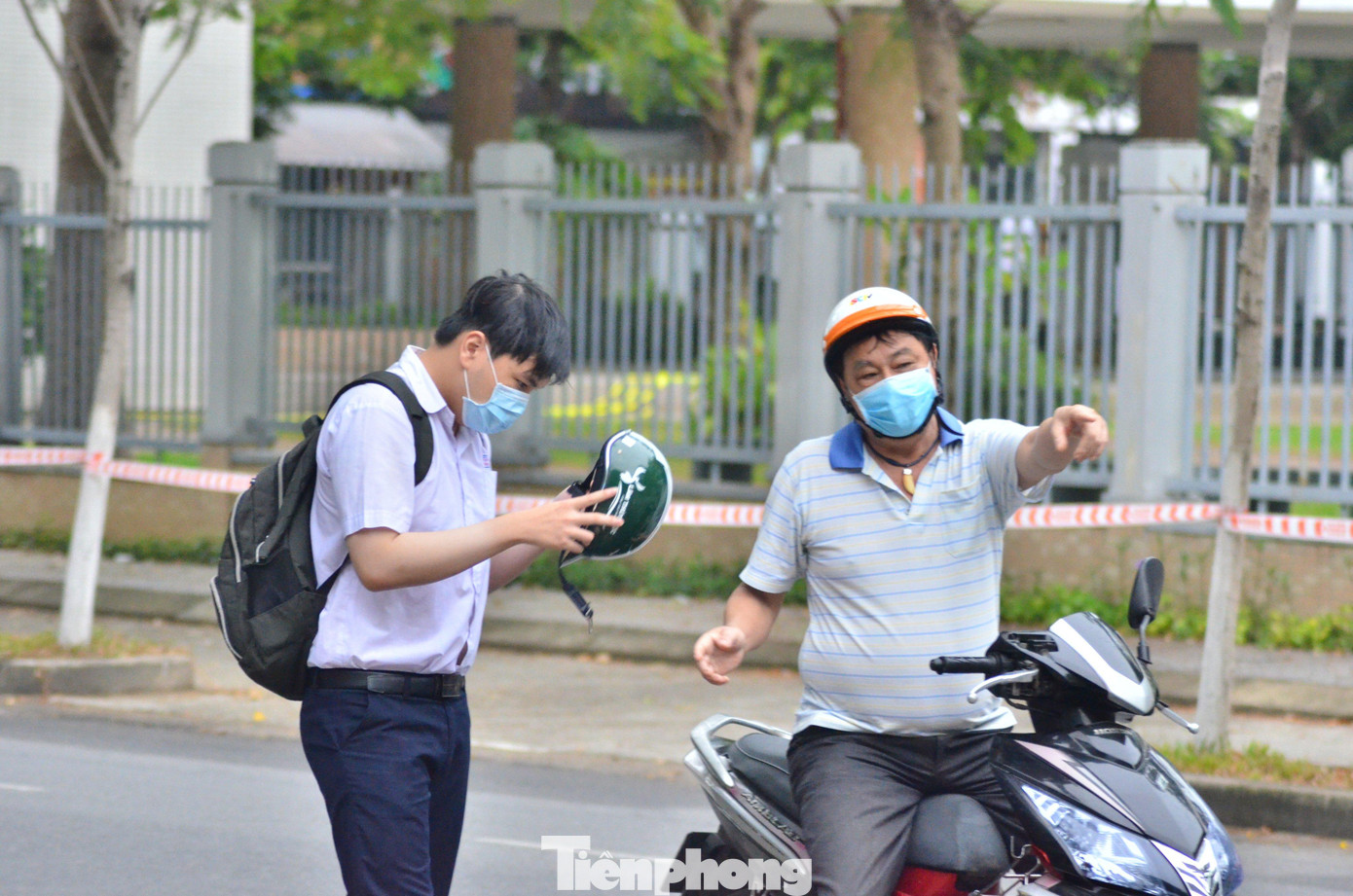 Và dành nhiều lời động viên, dặn dò con trước khi vượt vũ môn.