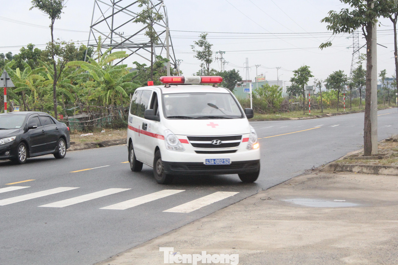 Hơn 6h, các thí sinh F1, F2 được xe cứu thương đưa tới. Hơn 6h, các thí sinh F1, F2 được xe cứu thương đưa tới.