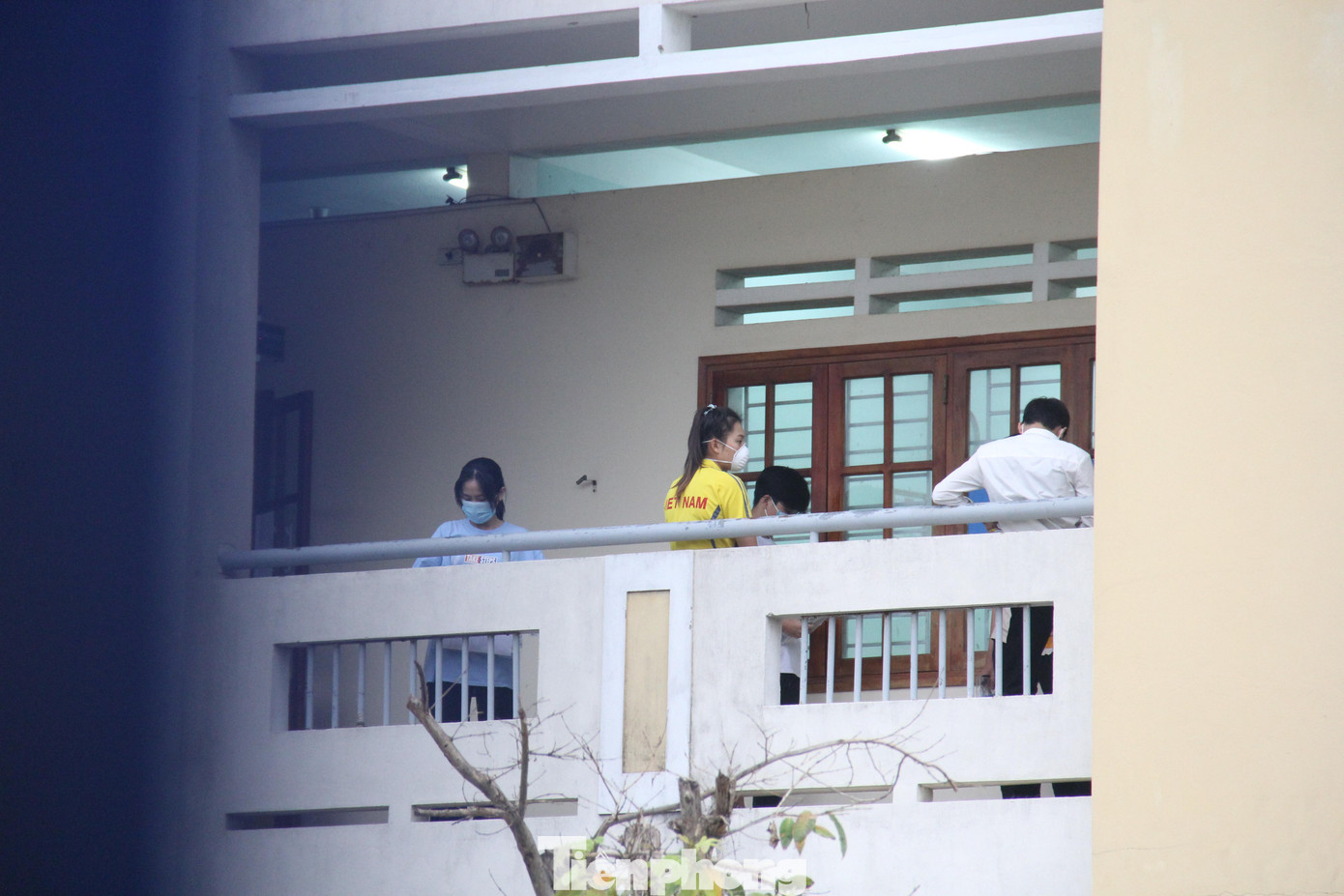 Thầy Nguyễn Văn Đông, Trưởng điểm thi THPT Võ Chí Công chia sẻ, 41 thí sinh này đi thi ít nhiều có thiệt thòi hơn các thí sinh khác nên lực lượng chức năng chia sẻ, động viên đồng thời hỗ trợ hết sức về việc làm thủ tục, đưa đón, nghỉ ngơi, ăn uống…