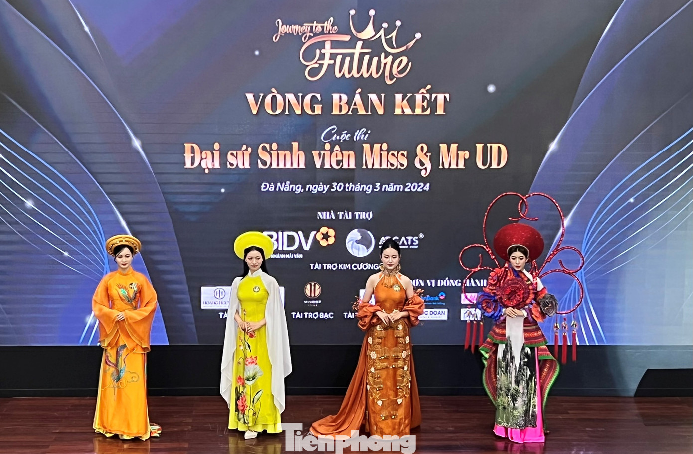 Phần thi "Trang phục dân tộc" của các thí sinh. Phần thi "Trang phục dân tộc" của các thí sinh.