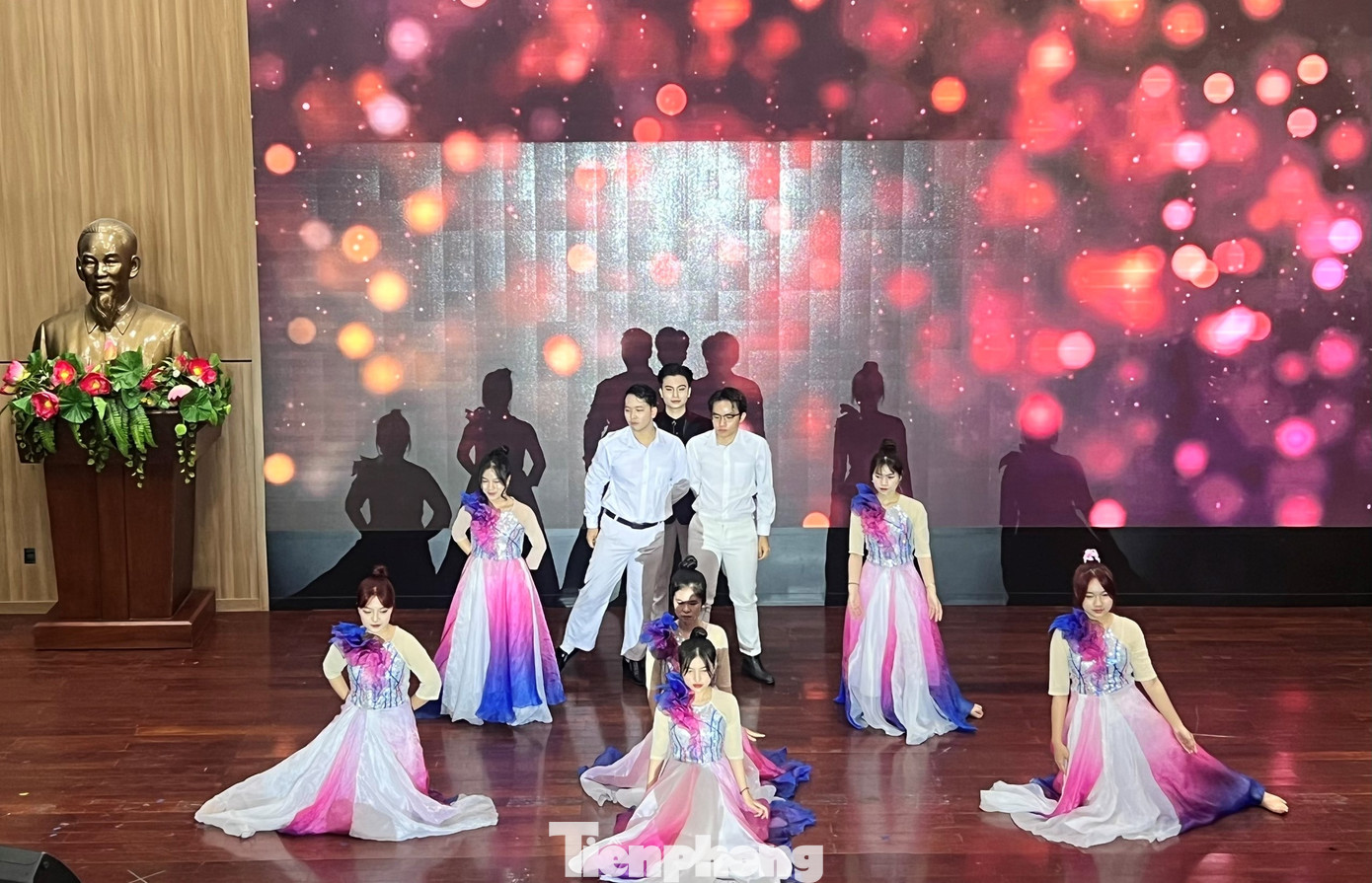 Các thí inh thể hiện bản thân trong phần thi tài năng. Các thí inh thể hiện bản thân trong phần thi tài năng.