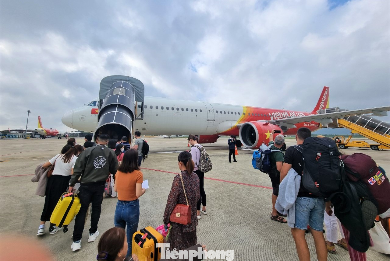 Các dịp cao điểm vé máy bay tăng rất cao, không đáp ứng đủ nhu cầu. (Ảnh: Thanh Trần).