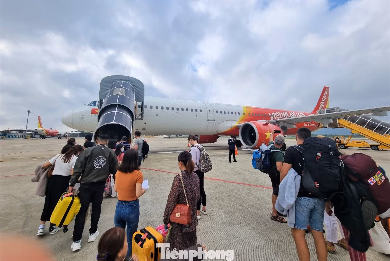 Các dịp cao điểm vé máy bay tăng rất cao, không đáp ứng đủ nhu cầu. (Ảnh: Thanh Trần).