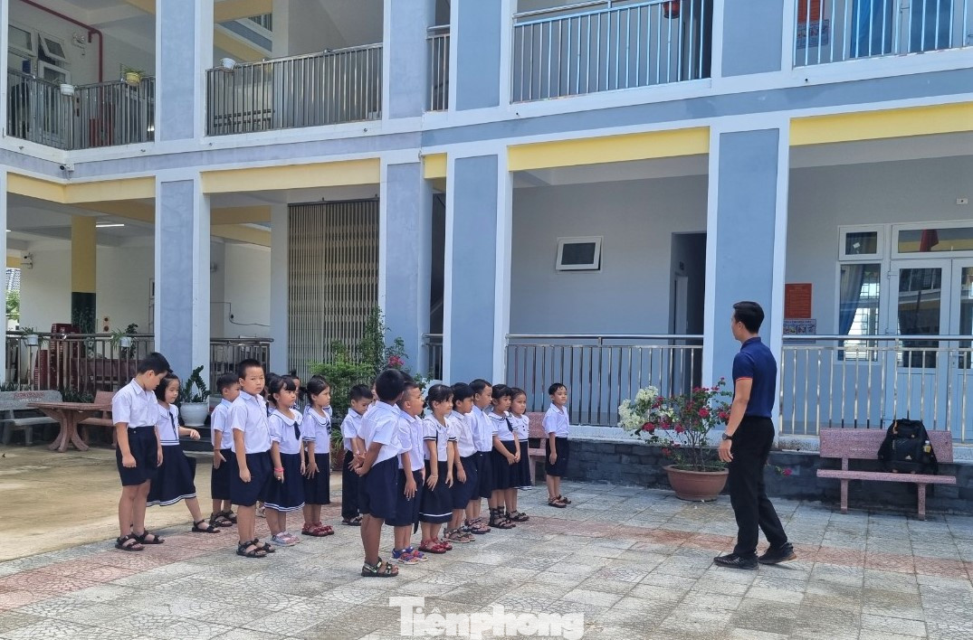 “Nhiều người còn nói không có ai đưa đón con đi học. Thực ra trên đường đi làm, các phụ huynh có thể chở con em tới trường. Nhà trường, chính quyền cũng có thể phân công người đón các cháu sớm hơn, giữ trễ hơn để tạo điều kiện cho người dân. Những lý do đó hoàn toàn có thể khắc phục được”, ông Nam khẳng định.