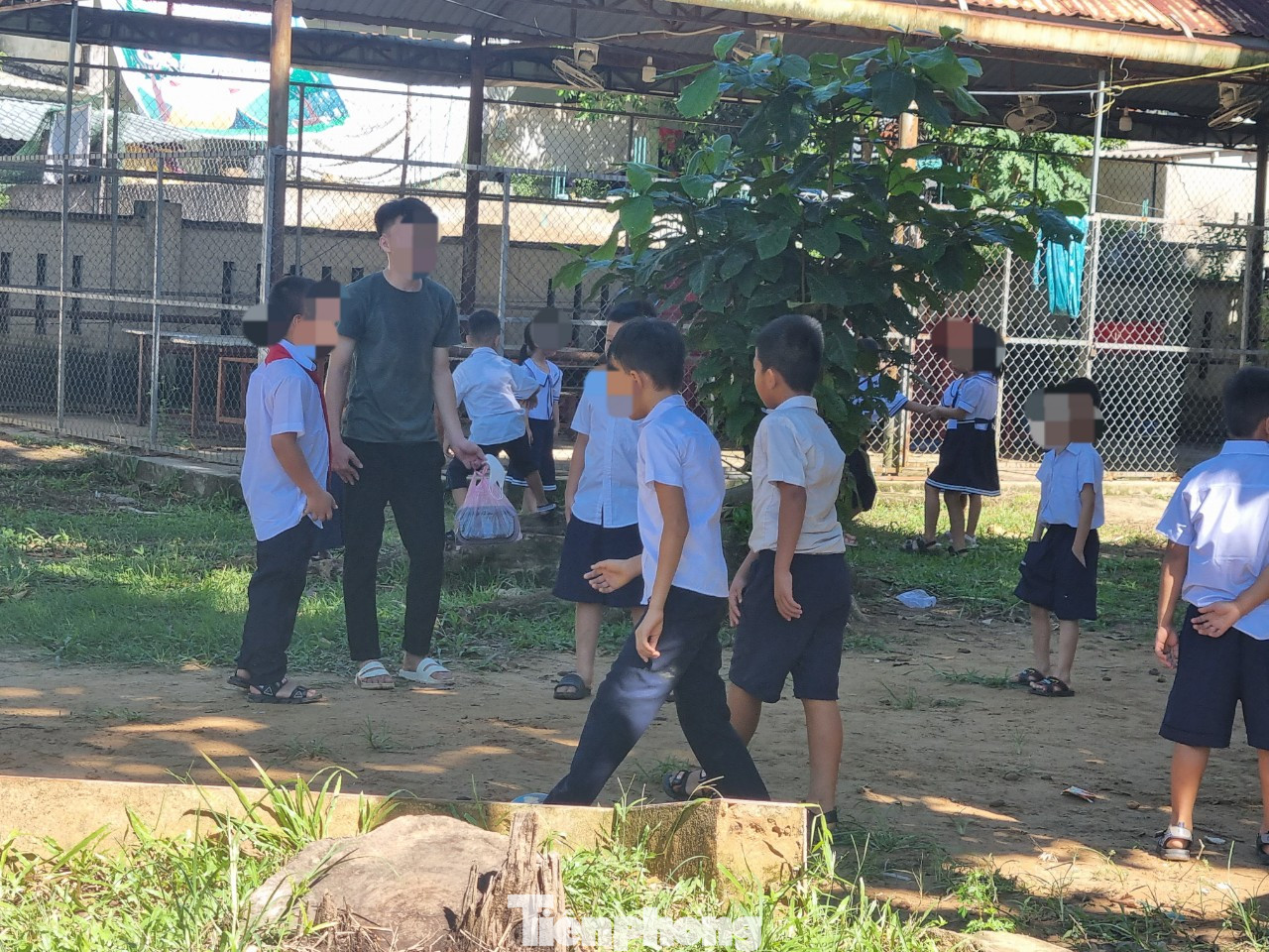 Nhiều ngày qua phụ huynh đưa con tới điểm trường cũ để phản đối việc chuyển sang trường mới.