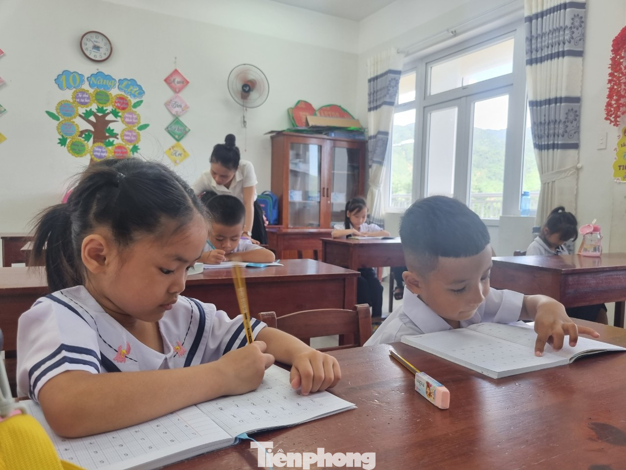 Riêng thôn Nam Yên có 117 em. Dịp gần cuối hè, chính quyền và nhà trường đã thông báo chủ trương, đa số phụ huynh đồng ý. “Tuy nhiên sau đó có hơn 50 phụ huynh phản đối, không cho con đến trường mới học với lý do nhà xa, sợ mưa lũ…”, ông Nam nói.