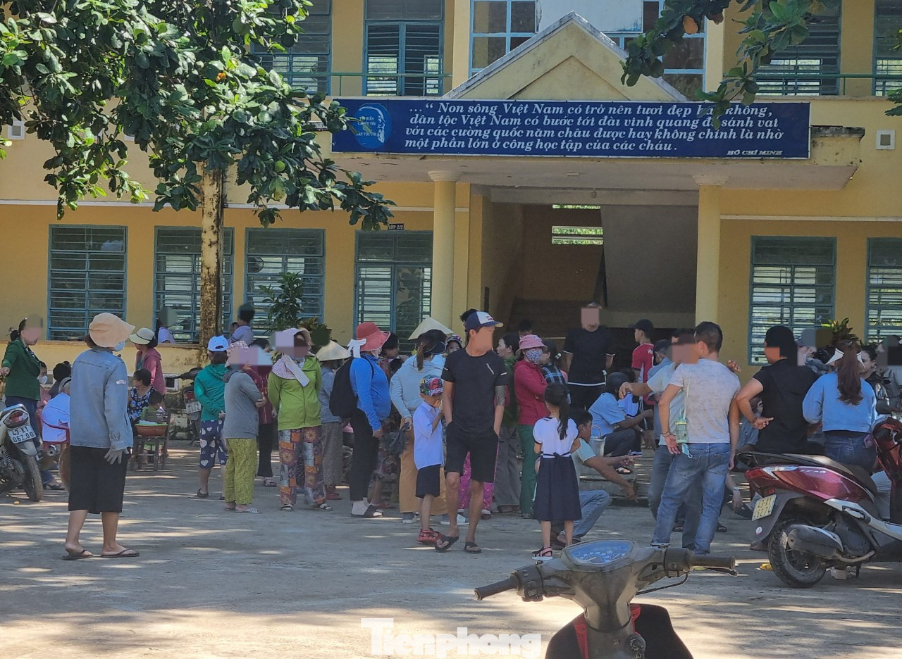 Giữa sân trường, hàng chục phụ huynh đứng ngồi, tụ tập bàn tán. Các phụ huynh đưa con đến đây để phản đối việc chuyển các cháu sang trường mới được xây dựng tại thôn Phò Nam. Lý do là trường mới xa nhà, không có ai đưa đón, sợ nguy hiểm trong mùa mưa lũ...