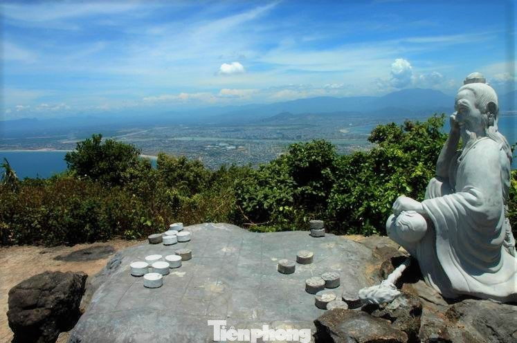 Chiều 6/3, tỷ phú Bill Gates đã lên tham quan và thưởng trà trên đỉnh Bàn Cờ. Trên đỉnh có tượng tiên ông đang ngồi suy ngẫm trước bàn cờ. Đứng từ đây có thể chiêm ngưỡng thành phố ở độ cao hơn 630 m so với mặt nước biển.