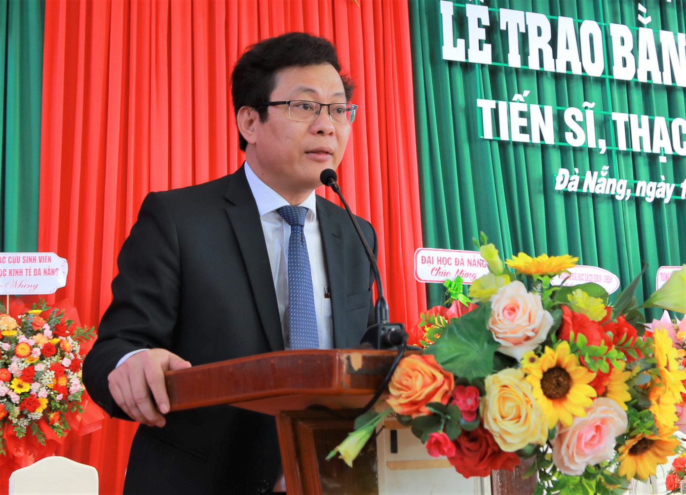 PGS. TS Lê Văn Huy - Hiệu trưởng trường ĐH Kinh tế (ĐH Đà Nẵng) ghi nhận những nỗ lực của thầy trò trong quá trình giảng dạy, học tập.