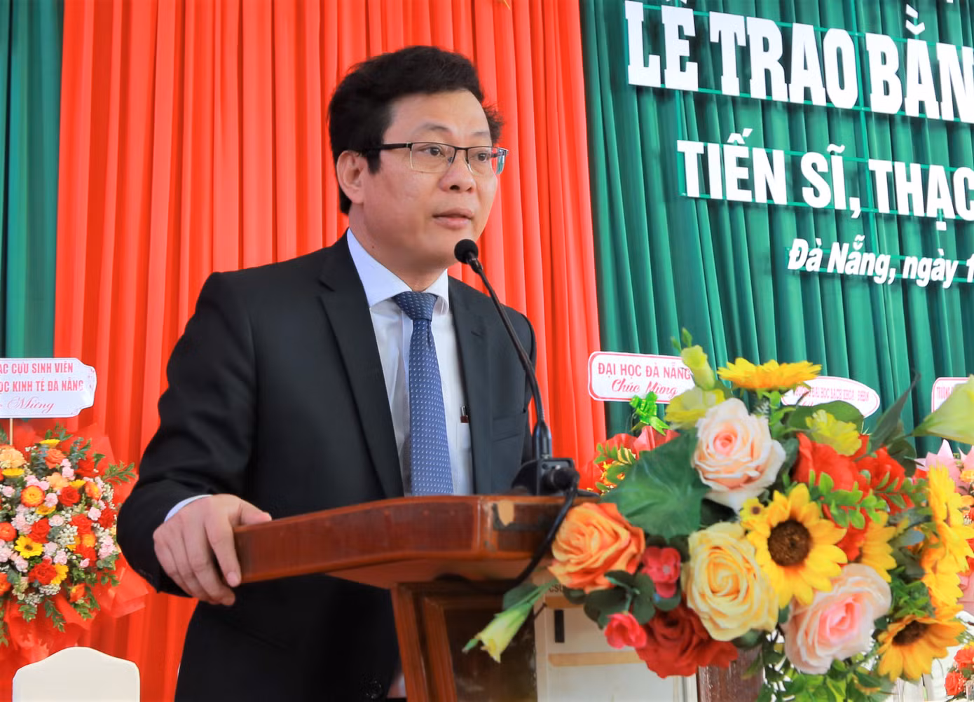 PGS. TS Lê Văn Huy - Hiệu trưởng trường ĐH Kinh tế (ĐH Đà Nẵng) ghi nhận những nỗ lực của thầy trò trong quá trình giảng dạy, học tập.