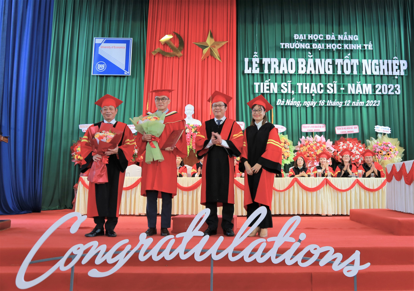 Tân TS Kim Tae Kyu (người Hàn Quốc) nhận bằng tại buổi lễ.