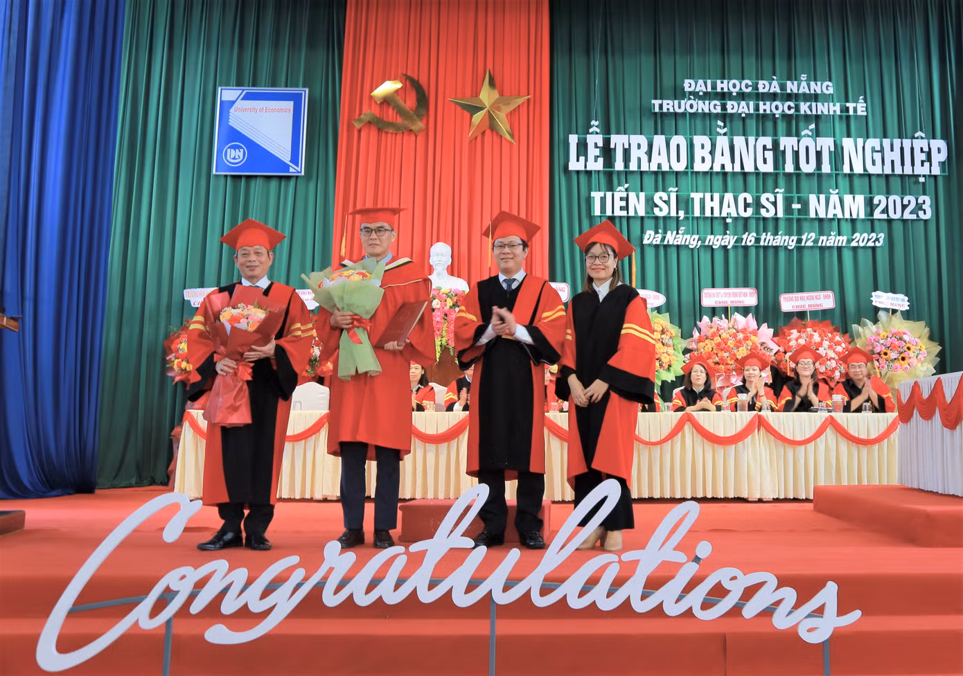 Tân TS Kim Tae Kyu (người Hàn Quốc) nhận bằng tại buổi lễ.