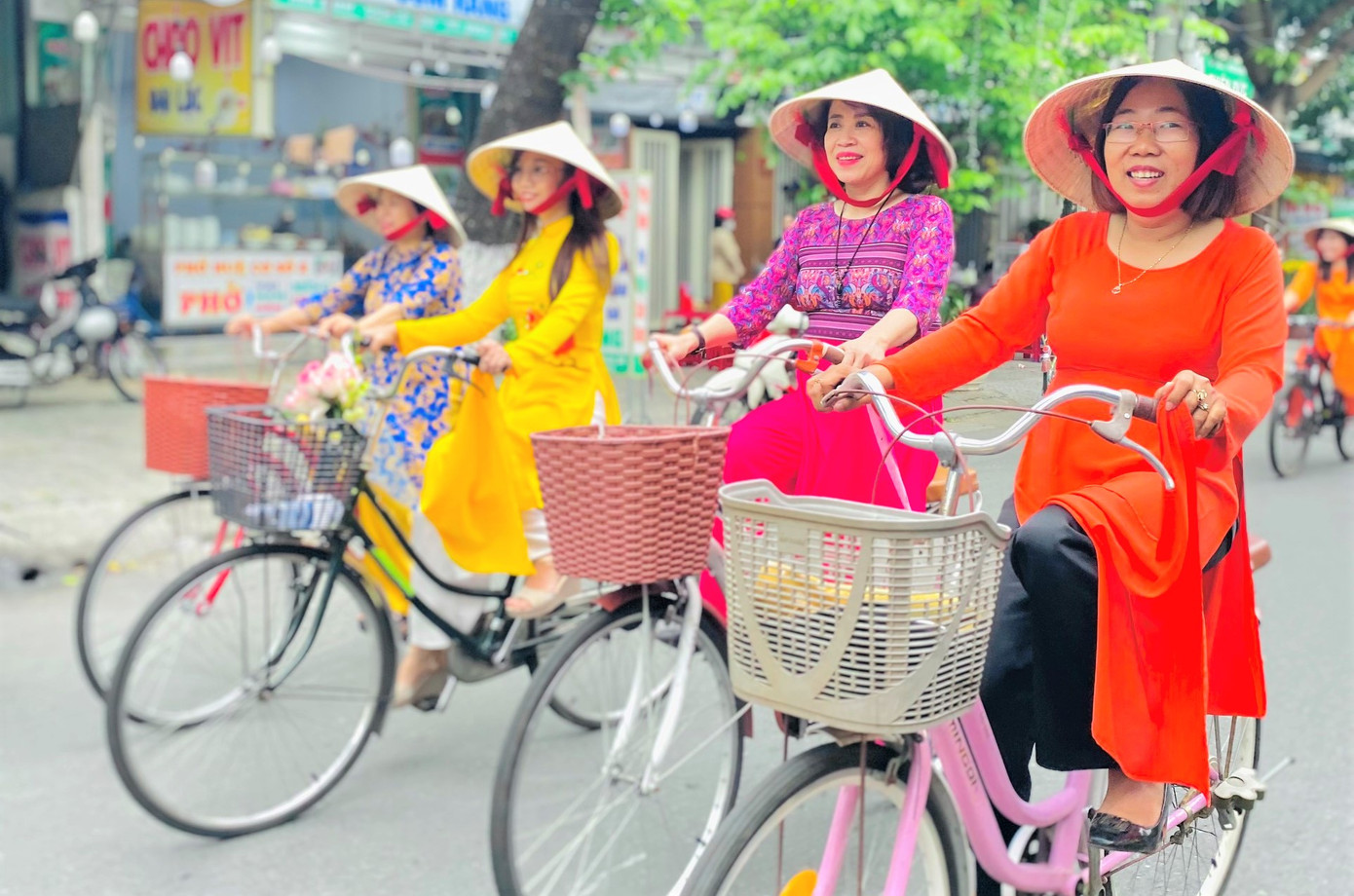 Những chị em phụ nữ rạng rỡ trong tà áo dài đạp xe diễu hành. Theo các chị em phụ nữ, những hoạt động tập thể giúp mọi người gắn kết với nhau hơn. Từ đó thấu hiểu để giúp đỡ, cùng nhau tiến bộ.